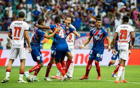 Jogadores do Bahia comemorando em jogo com o Vitória pela final do Campeonato Baiano.