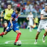 Jogadores de Bahia x Vitória em campo pela final do Campeonato Baiano.