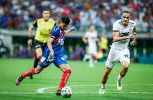 Jogadores de Bahia x Vitória em campo pela final do Campeonato Baiano.