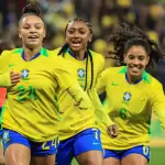 Jogadoras do Brasil comemorando gol contra o Japão