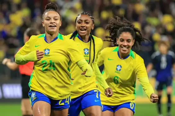 Jogadoras do Brasil comemorando gol contra o Japão