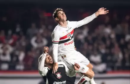Oscar em lance na partida contra o Corinthians que o lesionou