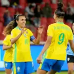 Marta e Amanda Gutierrez em campo pela Seleção Brasileira