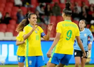 Marta e Amanda Gutierrez em campo pela Seleção Brasileira