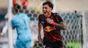 Laquintana comemorando gol pelo RB Bragantino em vitória no Brasileirão 2025