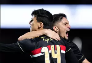 Tapia e Pablo Maia comemorando gol pelo São Paulo no Brasileirão 2025