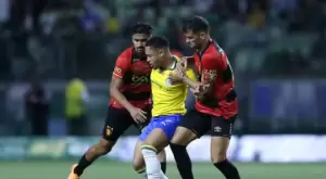 Vitor Roque em campo contra o Sport pelo Campeonato Brasileiro 2025