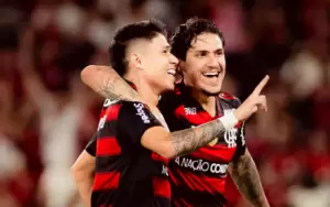 Pedro e Luiz Araújo comemorando gol pelo Flamengo