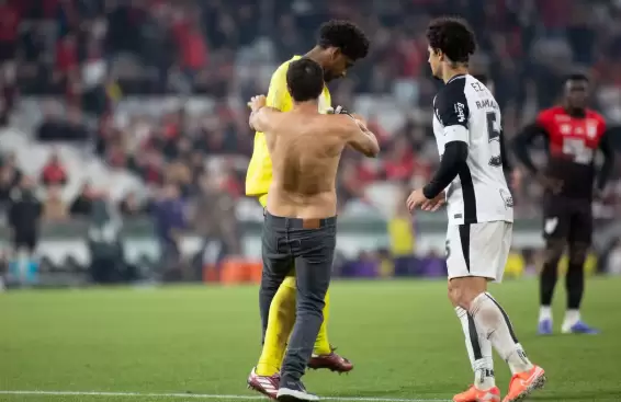 Hugo Souza sendo agredido por um torcedor do Athletico-PR