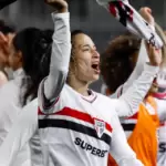 Jogadora do São Paulo comemorando classificação sobre o Corinthians pela Copa do Brasil Feminina
