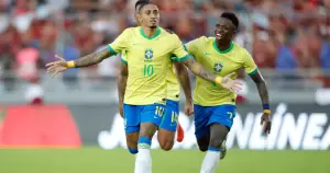 Seleção Brasileira comemorando gol - Vini Jr e Raphinha