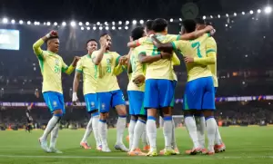 seleção brasileira comemorando gol