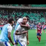 Deyverson comemorando gol na vitória do Fortaleza sobre o Bahia na Arena Castelão, pelo Campeonato Brasileiro 2025