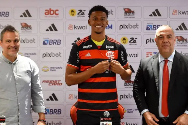 Carlinhos é apresentado pelo Flamengo