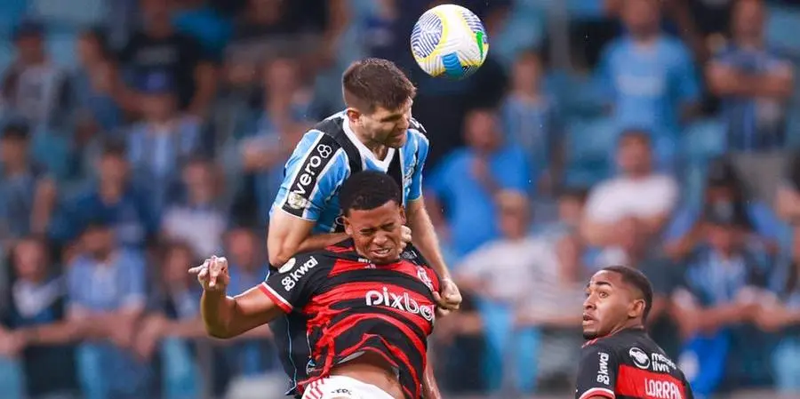 Carlinhos (Flamengo) e Kannemann (Grêmio)