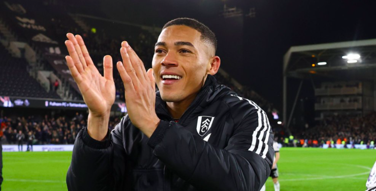 Carlos Vinícius celebra com a torcida do Fulham