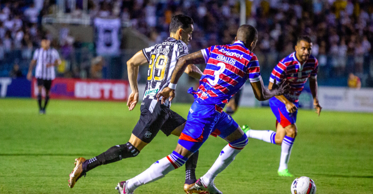 Disputa de bola em Ceará x Fortaleza