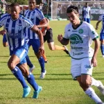 Jogadores de Chapecoense e Avaí disputam a bola