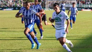 Jogadores de Chapecoense e Avaí disputam a bola