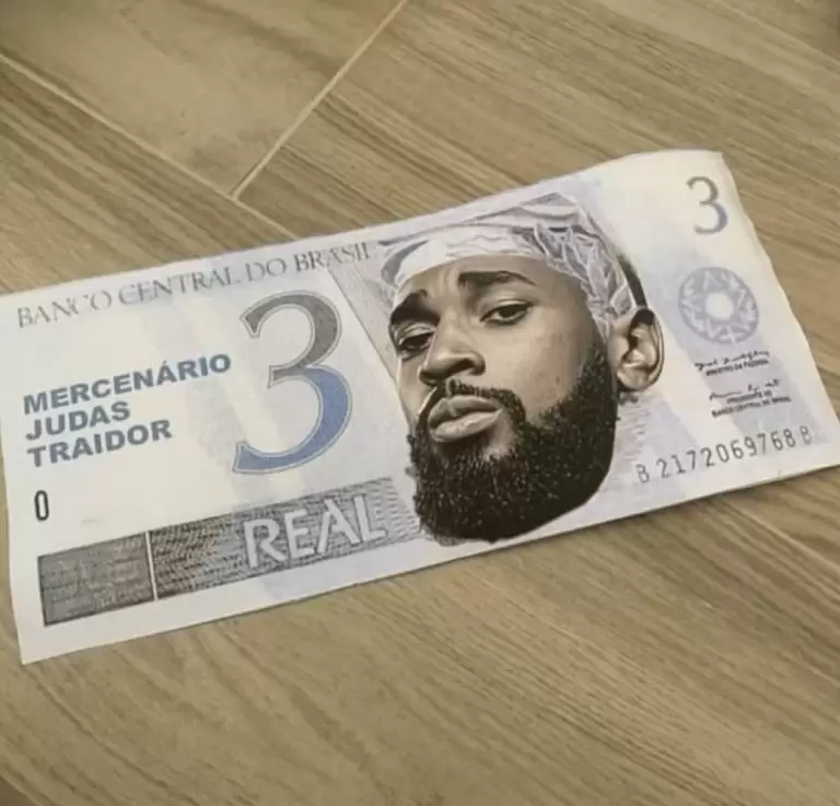 Com xingamentos e notas falsas de R$ 3, torcedores do Flamengo protestam contra Gerson no AeroFla