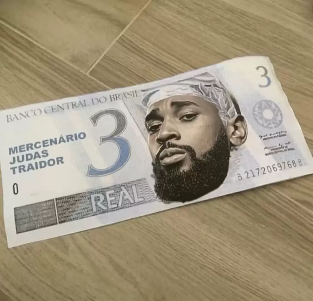 Com xingamentos e notas falsas de R$ 3, torcedores do Flamengo protestam contra Gerson no AeroFla