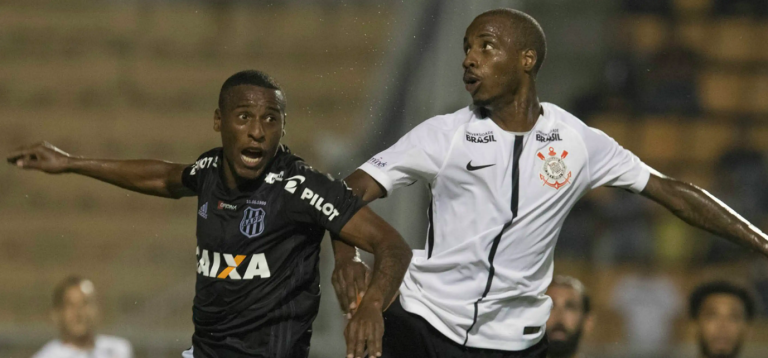 Disputa de bola em Corinthians 0-1 Ponte Preta, em 2018