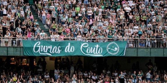 Apenas mulheres e crianças estavam no estádio para ver Coritiba x Aruko