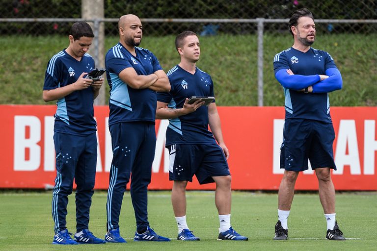 Comissão técnico do Cruzeiro em treino na Toca da Raposa