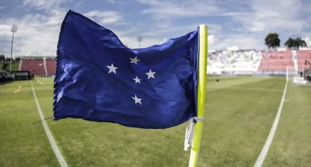 Bandeira de escanteio do Cruzeiro, na Arena do Jacaré