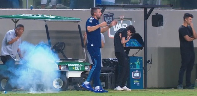 Bomba cai perto de Paulo Pezzolano, técnico do Cruzeiro, durante clássico contra o Atlético-MG