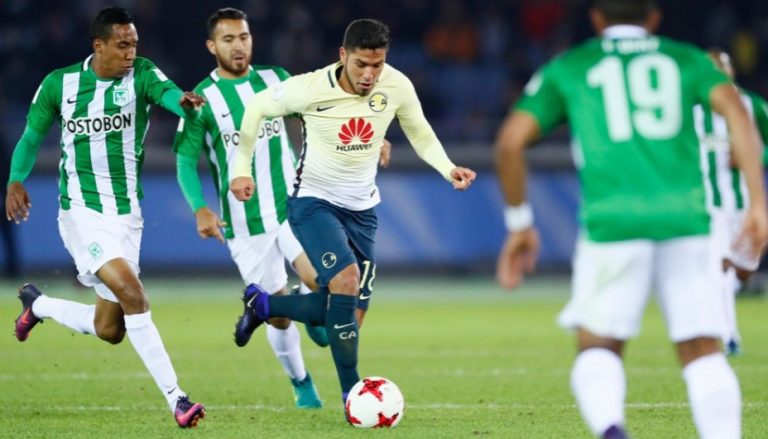 Bruno Valdez com a camisa do América, do México.