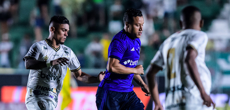 Disputa de bola durante o jogo entre Sousa 2-0 Cruzeiro, pela Copa do Brasil