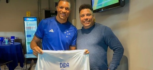 Ronaldo Fenômeno entrega camisa do Cruzeiro para Dida