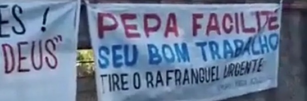 Faixas de protesto no Cruzeiro