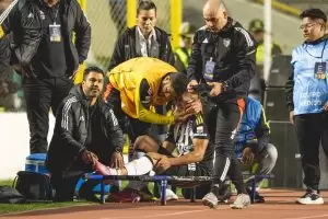 Cuello, do Atlético MG, sofre grave lesão e será operado após fratura em jogo da Sul Americana