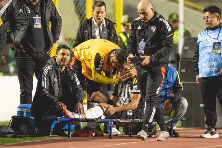Cuello, do Atlético MG, sofre grave lesão e será operado após fratura em jogo da Sul Americana