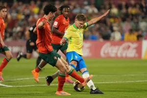 Dell lutou bastante para tentar o gol da vitória brasileira