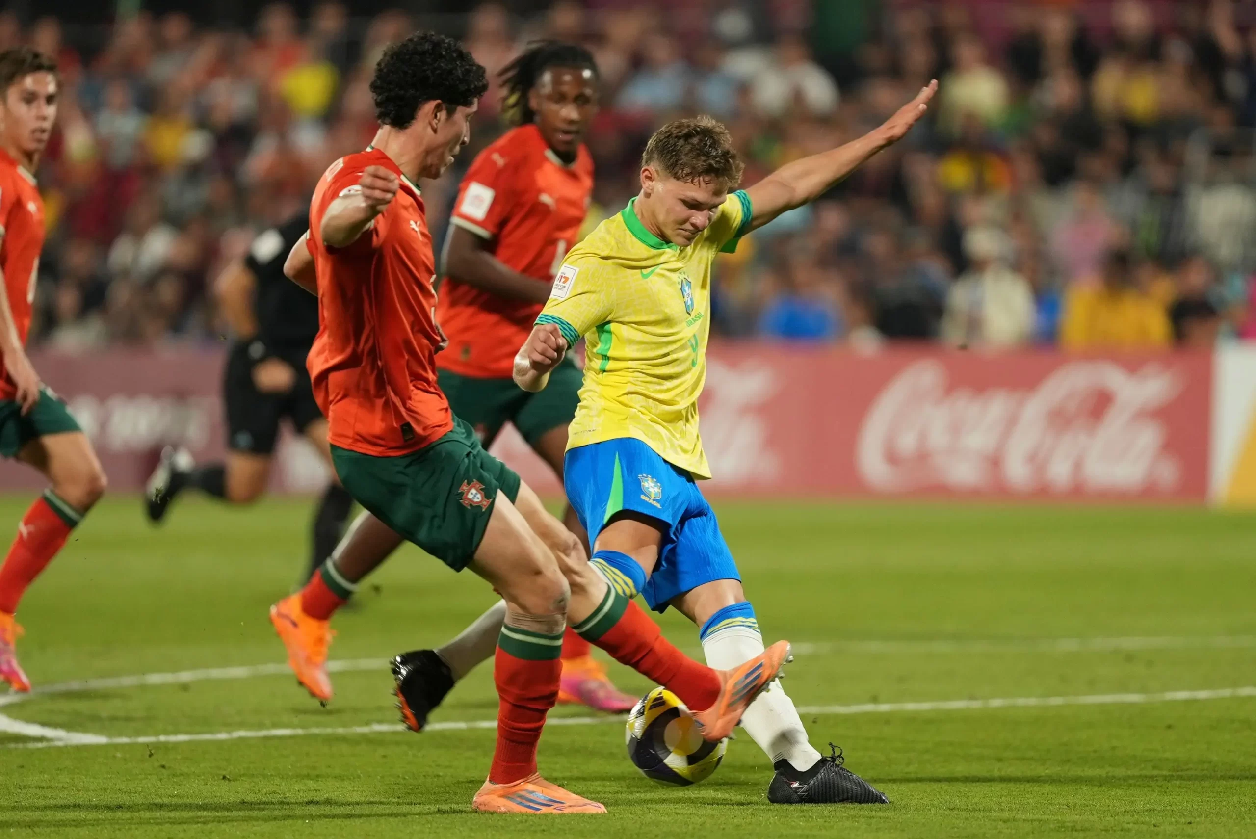 Dell lutou bastante para tentar o gol da vitória brasileira