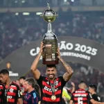 Danilo ergue taca da Libertadores 2025 pelo Flamengo
