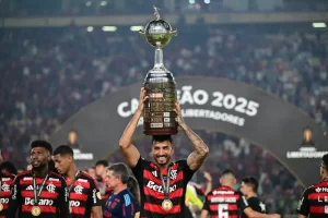 Danilo ergue taca da Libertadores 2025 pelo Flamengo