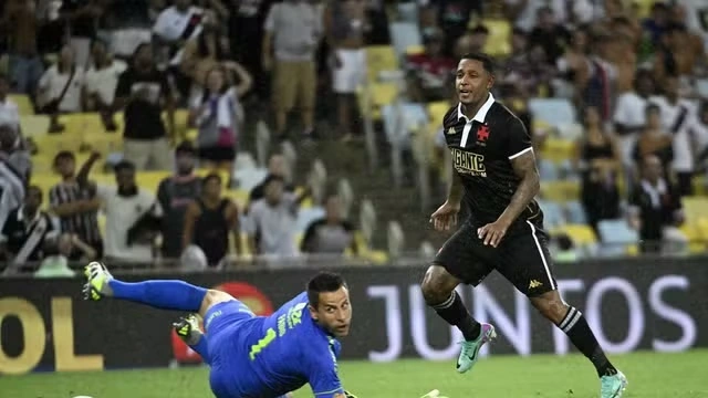 Davi marca para o Vasco contra o Fluminense, mas lance é anulado por impedimento