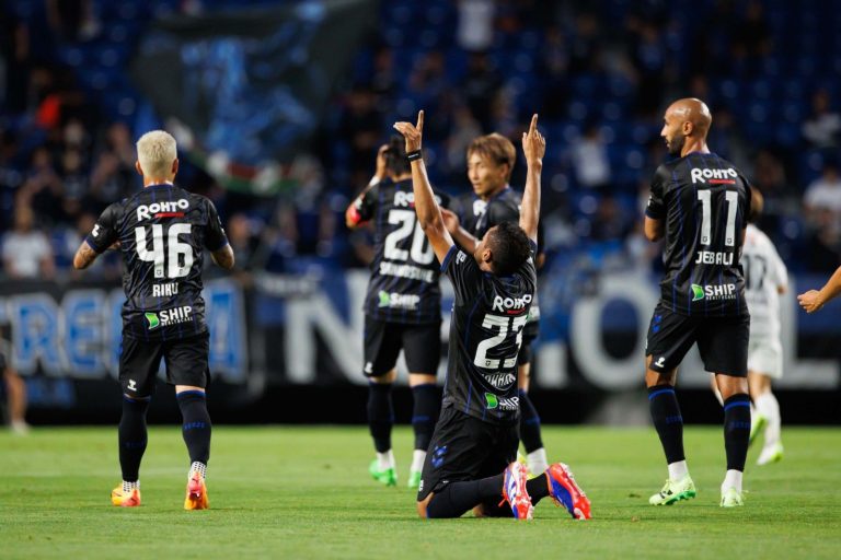 Dawhan celebra gol pelo Gamba Osaka