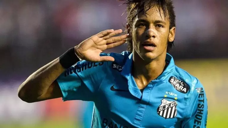 Neymar com camisa azul do Santos
