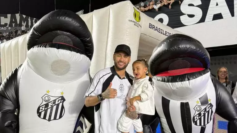 Neymar e Mavie na Vila Belmiro