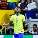 Vini Jr olha para o céu durante jogo da Seleção Brasileira