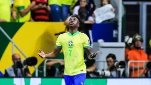 Vini Jr olha para o céu durante jogo da Seleção Brasileira