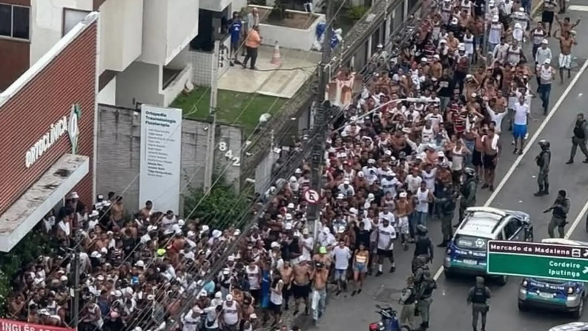 Confronto entre torcedores de Sport x Santa Cruz