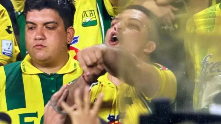 Torcedor do Atlético Bucaramanga faz gesto racista contra Caio Paulista