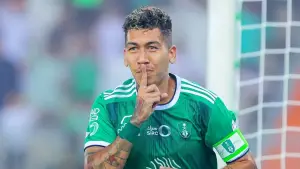 Roberto Firmino com a camisa do Al-Ahli