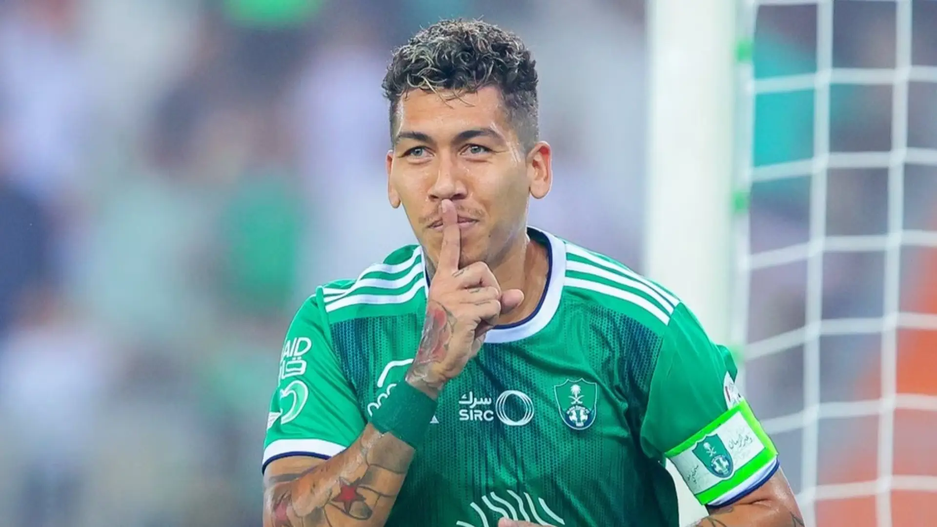 Roberto Firmino com a camisa do Al-Ahli